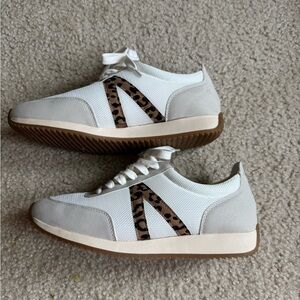 Women’s casual tennis shoes